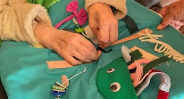Hndgemaakte sensoriese komberse is verlede week deur die Evas by die Sonskyn Tehuis vir Bejaardes oorhandig. Foto: Liezl Scheepers