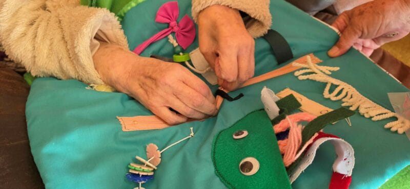 Hndgemaakte sensoriese komberse is verlede week deur die Evas by die Sonskyn Tehuis vir Bejaardes oorhandig. Foto: Liezl Scheepers