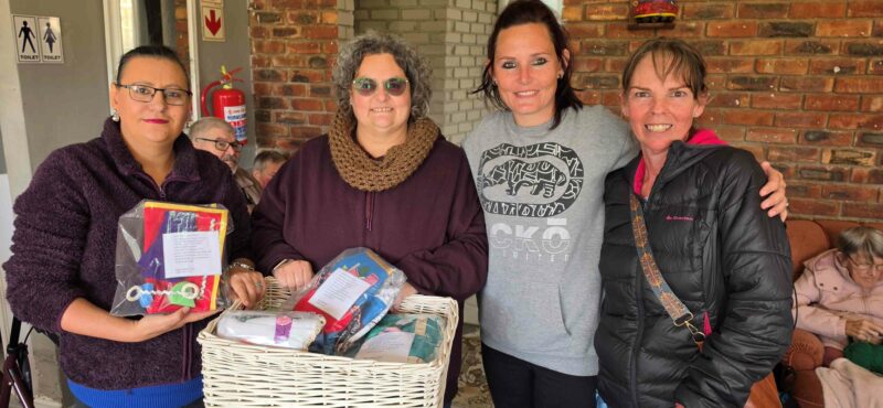 Van die Evas met die handgemaakte sensoriese komberse wat vir bejaardes in Parys oorhandig is. Foto: Liezl Scheepers