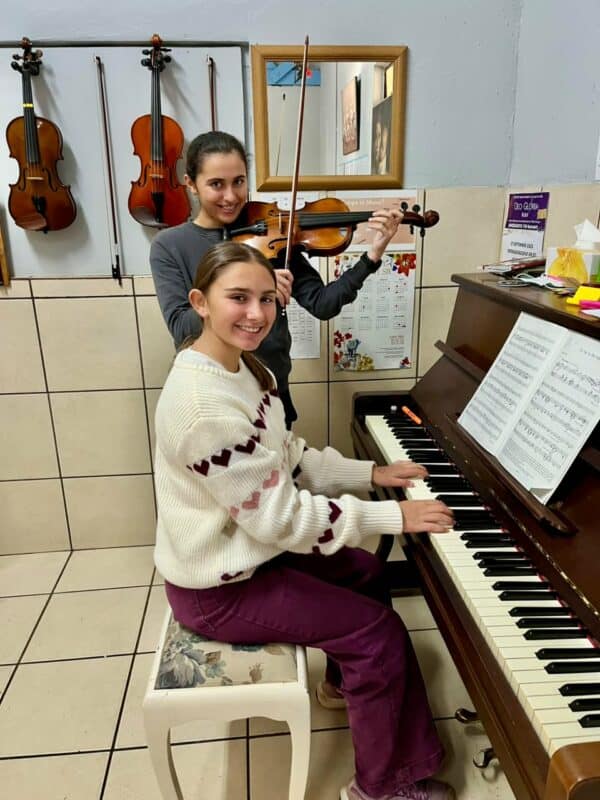 Gabriela en Valencia Steenkamp sal gehoor kan word op die klavier en viool. Foto: Verskaf