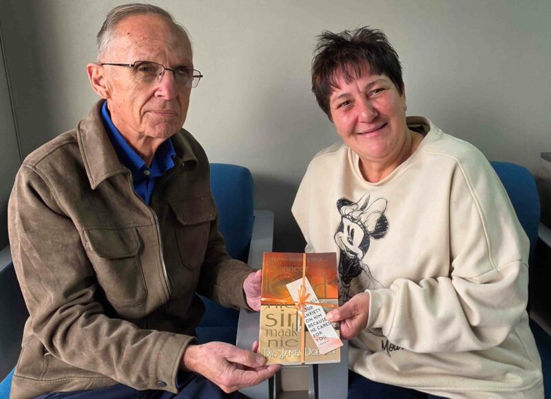 Elize Horton ontvang die boekprys van prof. Marius Nel. Foto: Liezl Scheepers