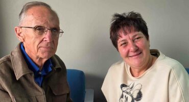 Elize Horton ontvang die boekprys van prof. Marius Nel. Foto: Liezl Scheepers