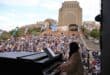 Chanie Jonker, musiekregisseur van Gé Sing: Hoor my Lied!, op klavier met die Voortrekkermonument in die agtergrond. (Foto: Niël Langner)