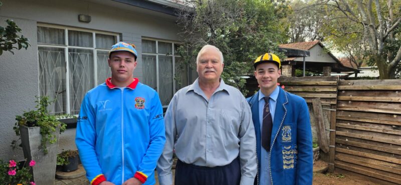 Matthew en Ethan Litchfield saam met 'n trotse oupa Barney. Foto: Verskaf