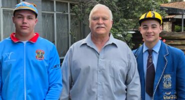 Matthew en Ethan Litchfield saam met 'n trotse oupa Barney. Foto: Verskaf