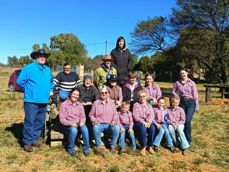 Voor van links is Paul Parker (beoordelaar), Shannon Farley, Martie Bezuidenhout, Anru Scheepers, Jadrené Bezuidenhout, Anika Steenkamp en Amoré Bezuidenhout. In die middel is Blake Vosloo, Bridget Vosloo, Migaell Meek (runner), Mia Janse van Vuuren en Annique Botes. Agter is Jaco Janse van Rensburg(scribe), Ernie Vosloo en Marlouise du Plessis (sekretaresse).