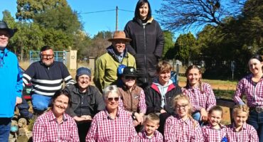 Voor van links is Paul Parker (beoordelaar), Shannon Farley, Martie Bezuidenhout, Anru Scheepers, Jadrené Bezuidenhout, Anika Steenkamp en Amoré Bezuidenhout. In die middel is Blake Vosloo, Bridget Vosloo, Migaell Meek (runner), Mia Janse van Vuuren en Annique Botes. Agter is Jaco Janse van Rensburg(scribe), Ernie Vosloo en Marlouise du Plessis (sekretaresse).
