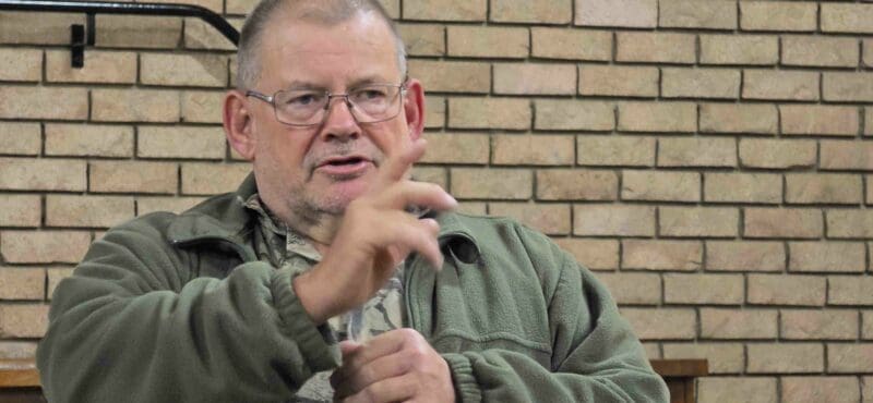 Sampie van der Merwe tydens sy praatjie by die maandelikse byeenkoms van Feathers-voëlklub.