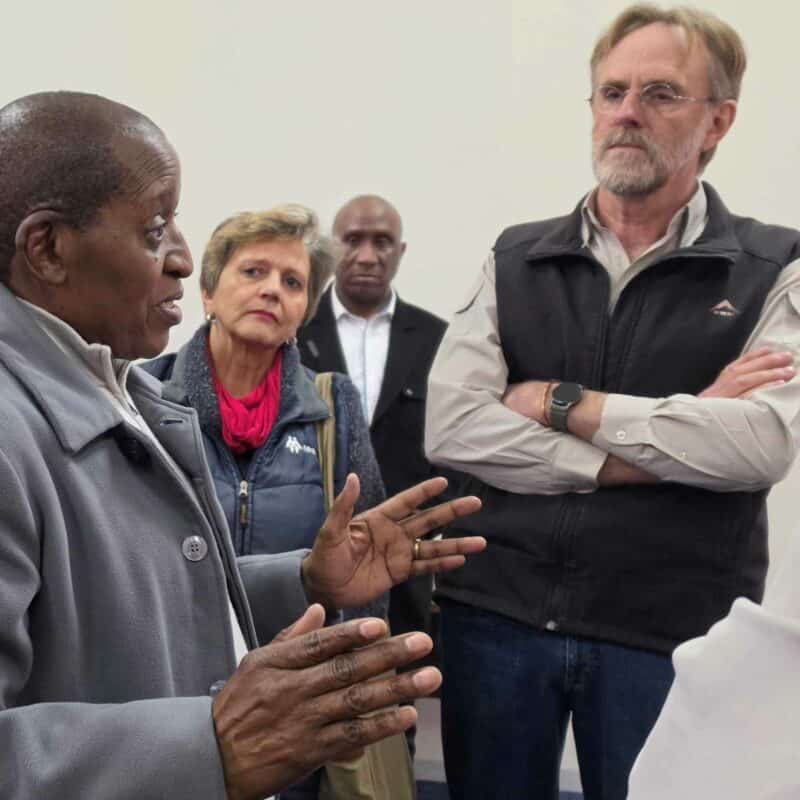 Tshepiso Ramakarane, departementshoof by Cogta praat met lede van die publiek. In die agtergrond is Alta Pretorius, streekvoorsitter van AfriForum in die Mooirivier-streek. Foto: Liezl Scheepers