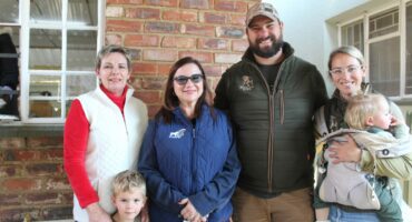 Van links is Sanette Boonzaier van Vrystaat Versorging in Aksie, saam met Lititia Kruger (SABBS voorsitter) en Johann en Jenevieve Klopper (SABBS). Foto: Liezl Scheepers