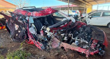 Die verwronge wrak van die motor wat vanoggend in 'n botsing met 'n vragmotor betrokke was. Foto: Verskaf