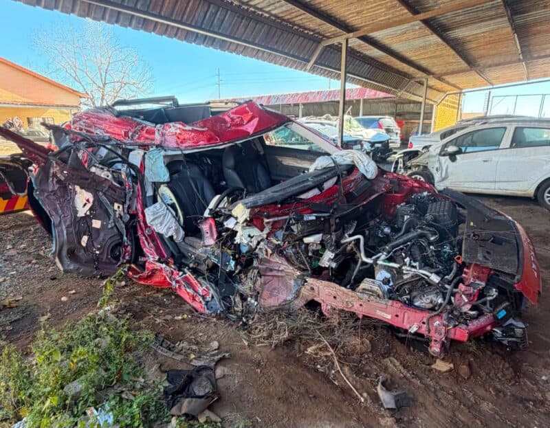 Die verwronge wrak van die motor wat vanoggend in 'n botsing met 'n vragmotor betrokke was. Foto: Verskaf