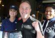Die bokdlegende Brian Mitchell, saam met Diane Snyman en ? by die veilingsgeleentheid wat na afloop van die gholfdag gehou is.