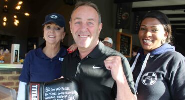 Die bokdlegende Brian Mitchell, saam met Diane Snyman en ? by die veilingsgeleentheid wat na afloop van die gholfdag gehou is.