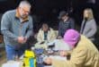 Donderdae is mandjieaand, en 'n groot bedrywigheid wanneer die elektroniese ring om die duiwe se pote geskandeer word om hulle outomaties in te skryf vir 'n wedvlug. Foto: Liezl Scheepers