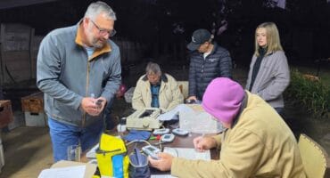 Donderdae is mandjieaand, en 'n groot bedrywigheid wanneer die elektroniese ring om die duiwe se pote geskandeer word om hulle outomaties in te skryf vir 'n wedvlug. Foto: Liezl Scheepers