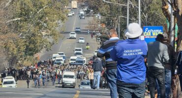 Protesgangers vanoggend in Parys se hoofstraat. Foto: LIezl Scheepers