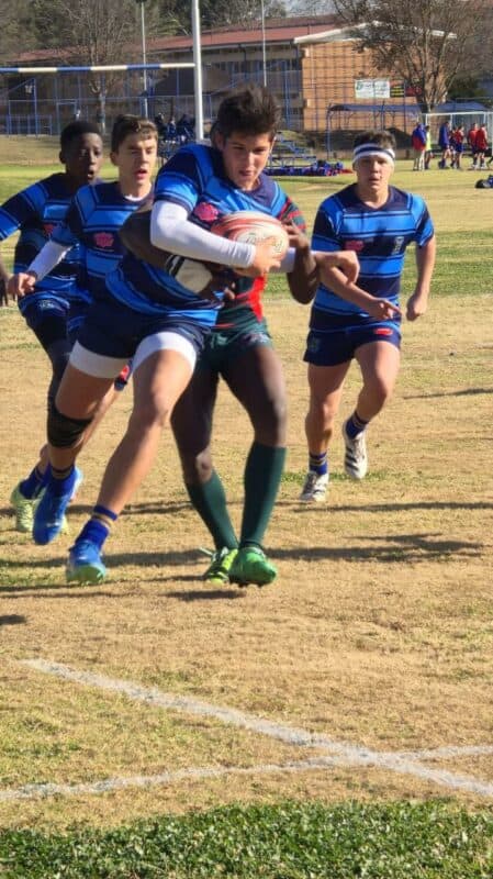 Die o15's se Lohan Viljoen met die bal tydens vandag se semi-finale kragmeting teen Panorama. Foto: Verskaf