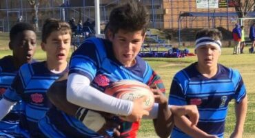 Die o15's se Lohan Viljoen met die bal tydens vandag se semi-finale kragmeting teen Panorama. Foto: Verskaf