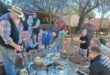 Kinders en hul ouers maak saam stokbrood om die kampvuur in die Lewende Laer. (Foto: Du Preez de Villiers)