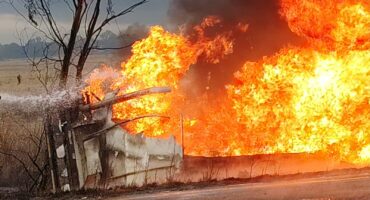 Die dieseltenkwa het met die impak van die botsing aan die brand geslaan. Foto: Verskaf