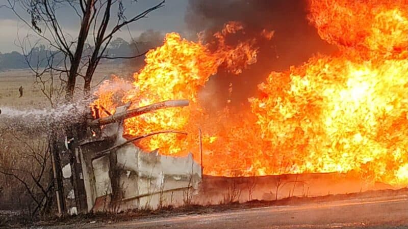 Die dieseltenkwa het met die impak van die botsing aan die brand geslaan. Foto: Verskaf