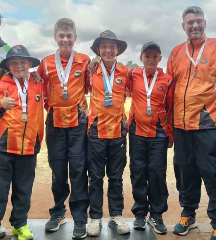 Hay-din Oelofse en sy Vrystaatse spanmaats wat eerste in die land was in die o13 vergooi-kampioenskappe. By hulle is hul spankaptein. Foto: Verskaf