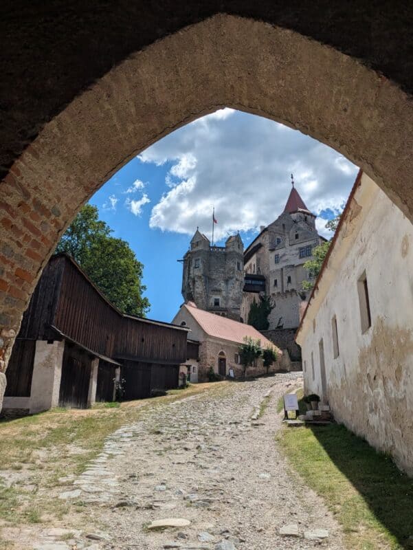 Die Pernstejn-kasteel in Tsjeggië. Die vriendinne se laatse uitstappie van die toer en 'n groot hoogtepunt.