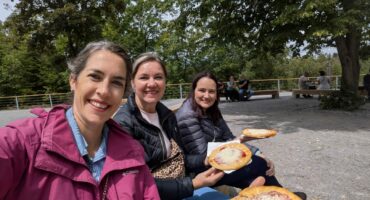 Melanie Luus (Vermaak), Rita-Marie Fourie (Greeff) en Willemijn de Kock (Wentink). Foto: Verskaf