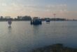 'n Swaarvoertuig sleepvoertuig het vanoggend in die water beland en is daar teen laatmiddag nog gesukkel om die vragmotor uit die water te kry. Foto: Verskaf