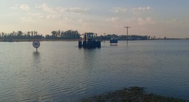 'n Swaarvoertuig sleepvoertuig het vanoggend in die water beland en is daar teen laatmiddag nog gesukkel om die vragmotor uit die water te kry. Foto: Verskaf
