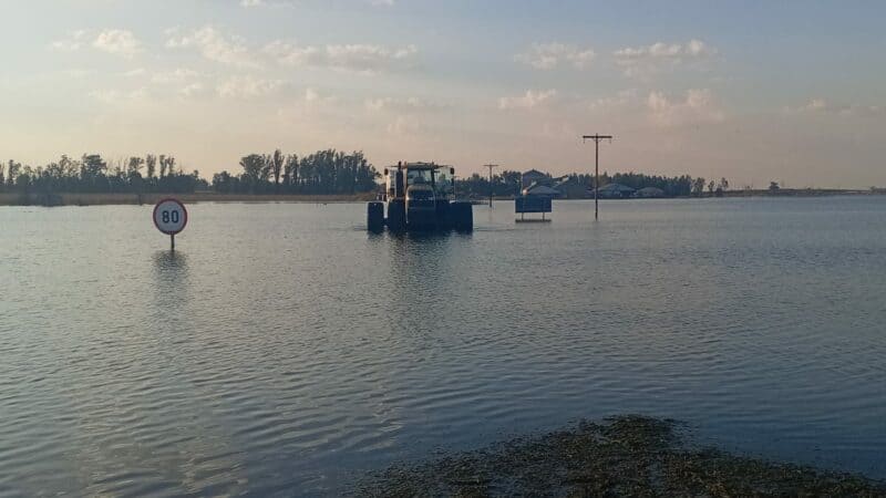 'n Swaarvoertuig sleepvoertuig het vanoggend in die water beland en is daar teen laatmiddag nog gesukkel om die vragmotor uit die water te kry. Foto: Verskaf