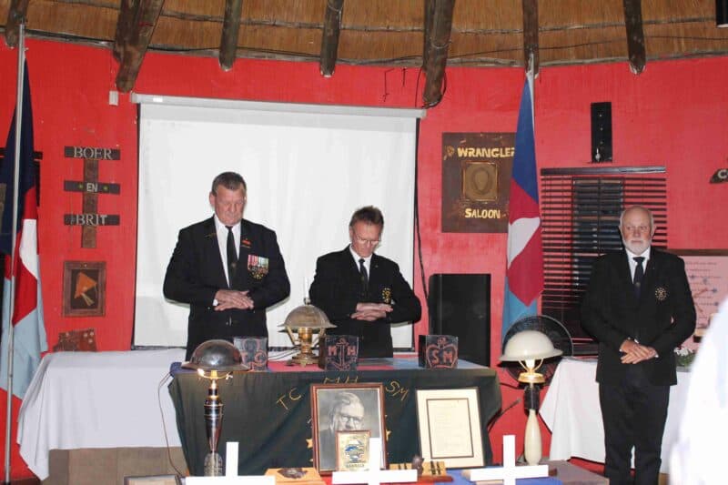 Van links is DOB Tobie Schlebusch, OB Johan van der Merwe en Henry Deale. Foto: Liezl Scheepers
