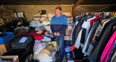 Vivan Guthrie, een van die brandslagoffers by van die skenkings wat sedert Sondag se tragedie ingestroom het om te help. Al die skenkings is by Vrystaat Versorging in Aksie vanwaar dit gekoördineer en versprei word om in elkeen van die slagoffers se nood te kan voorsien. Foto: Liezl Scheepers