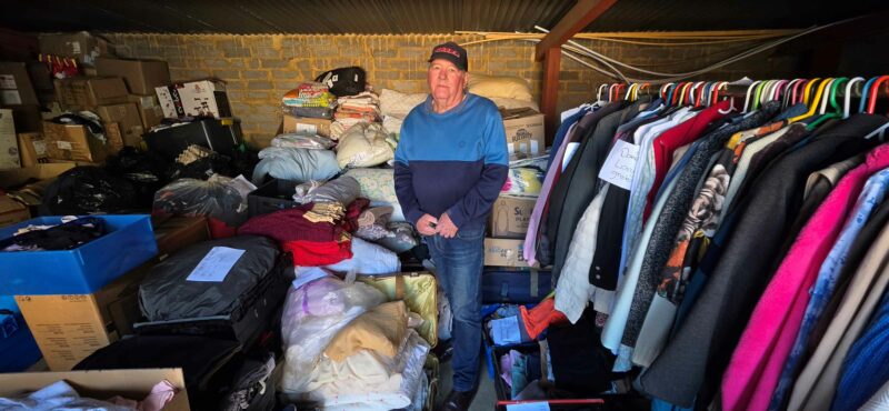 Vivan Guthrie, een van die brandslagoffers by van die skenkings wat sedert Sondag se tragedie ingestroom het om te help. Al die skenkings is by Vrystaat Versorging in Aksie vanwaar dit gekoördineer en versprei word om in elkeen van die slagoffers se nood te kan voorsien. Foto: Liezl Scheepers