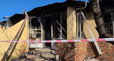 Een van die vier Heldersig-meenthuise in Parys wat deur 'n brand verswelg is. Foto: Liezl Scheepers