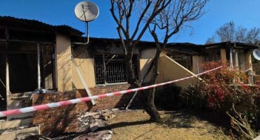 Vier van die Heldersig-woonstelle is in die brand verswelg. Foto: Liezl Scheepers