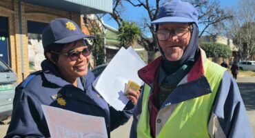 talking to car guard John Vermeulen. Photo: Liezl Scheepers