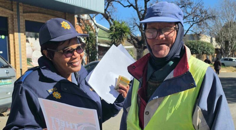 talking to car guard John Vermeulen. Photo: Liezl Scheepers