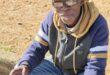 Die 74-jarige Sechaba Moahloli met die Parys Gazette in die hand. Foto: Liezl Scheepers