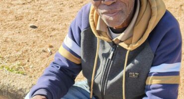 Die 74-jarige Sechaba Moahloli met die Parys Gazette in die hand. Foto: Liezl Scheepers