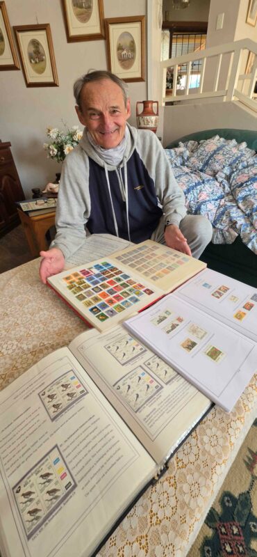 Koos de la Rey met van sy indrukwekkende seëltema-versamelings. Foto: Liezl Scheepers