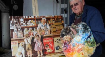 Nic Oosthuizen by sy treffende skildery van sy kleintyd-onthou van Oom Deale se winkel. Foto: Liezl Scheepers
