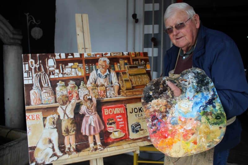 Nic Oosthuizen by sy treffende skildery van sy kleintyd-onthou van Oom Deale se winkel. Foto: Liezl Scheepers