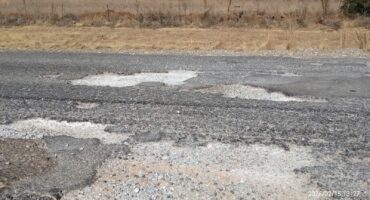 Slaggate op die R59 wek ernstige kommer vir die vieiligheid van motoriste. Foto verskaf deur die DA