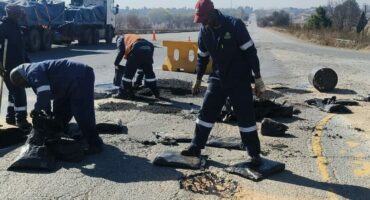 'n Span van die paaie departement besig met herstelwerk op die R59. Foto: Verskaf