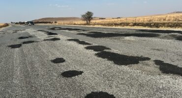 Die paaie departement is tans besig om slaggate op die R59 tussen die N1 en Parys te vul. Foto: Verskaf