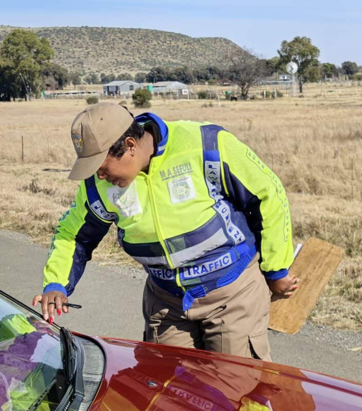 Padblokkades wat saam met provinsiale verkeersowerhede gehou is, het gelei tot 277 boetes vir oortredings van die Nasionale Padverkeerswet, terwyl 59 bestuurders in hegtenis geneem is omdat hulle na bewering onder die invloed van alkohol bestuur het. Foto verskaf deur SAPD Kommunikasiedienste