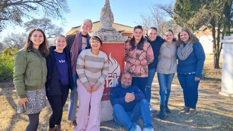Die leerders en aanbieders van die slypskool by die FAK se Udolpho Rivierplaas het ’n besonderse geskiedenisryke ervaring gehad. (Foto: FAK)