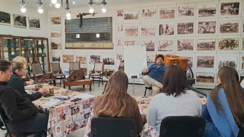 Sallas de Jager aan die woord in die Anglo-Boereoorlog-saal waar die slypskool by
Udolpho aangebied is. Foto: Verskaf